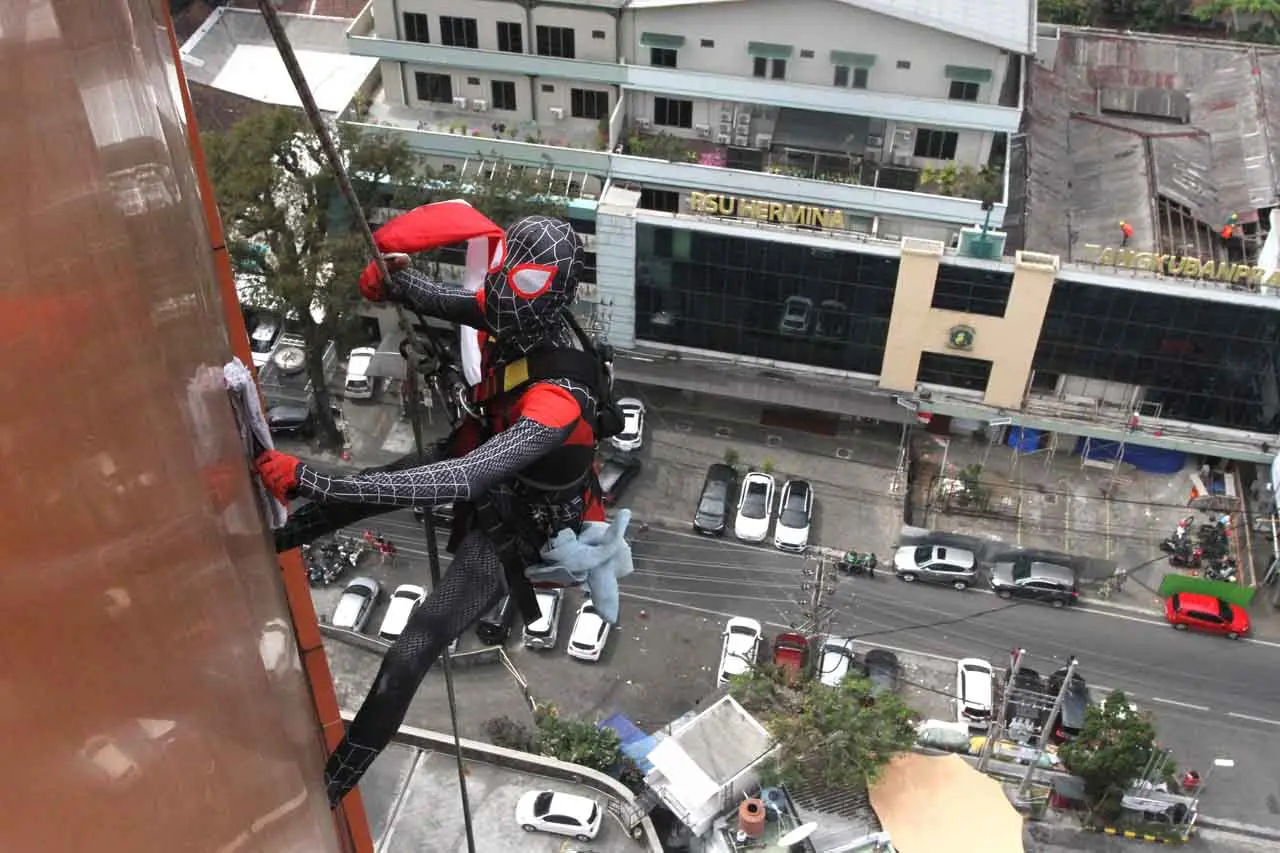 Aksi Spiderman Bersihkan...
