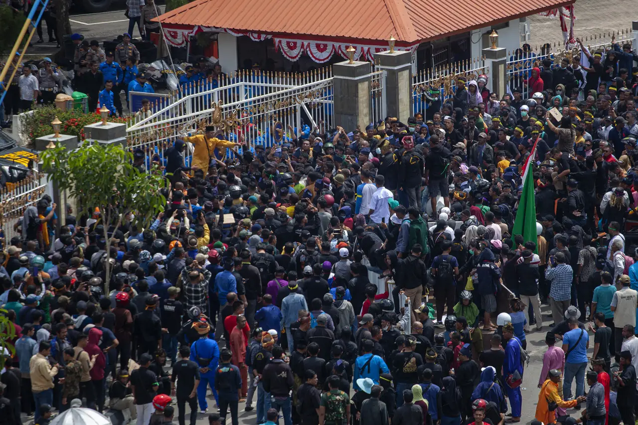 Menolak Relokasi, Ribuan...
