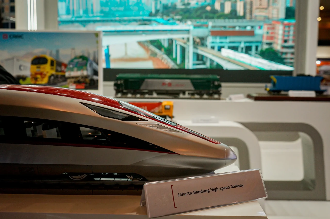Melihat Pameran Kereta...
