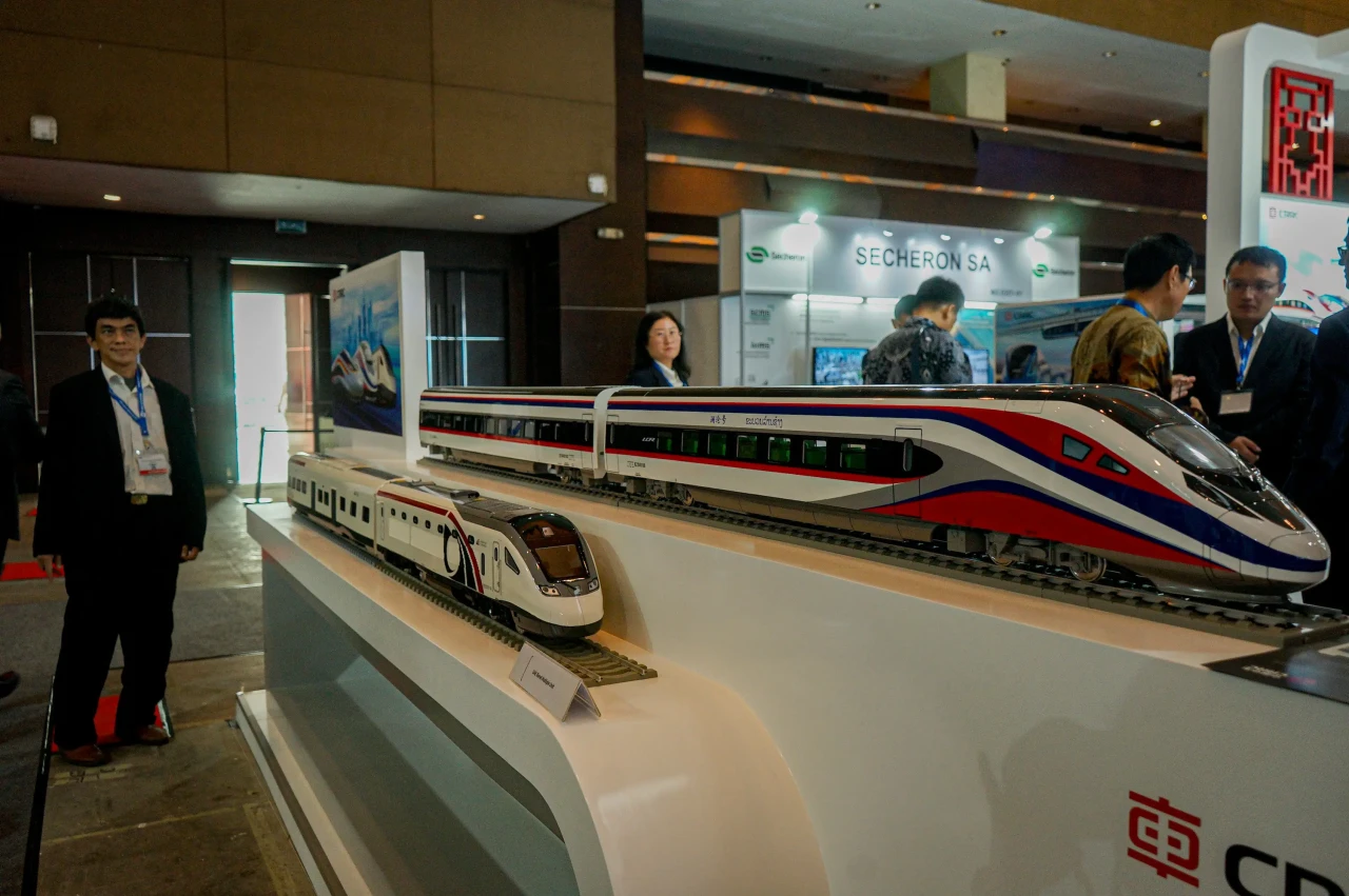 Melihat Pameran Kereta...