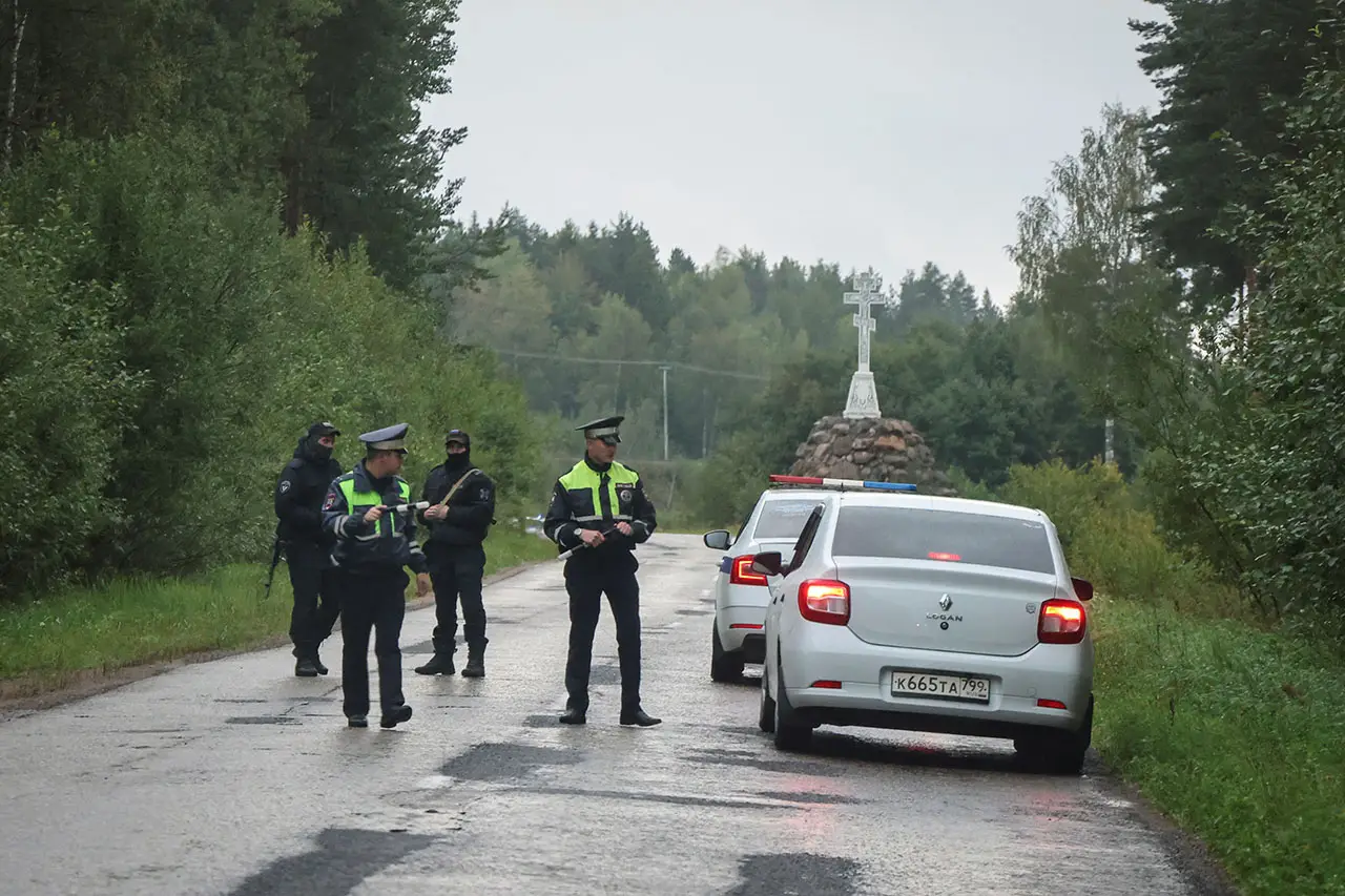 Petugas Evakuasi Korban...