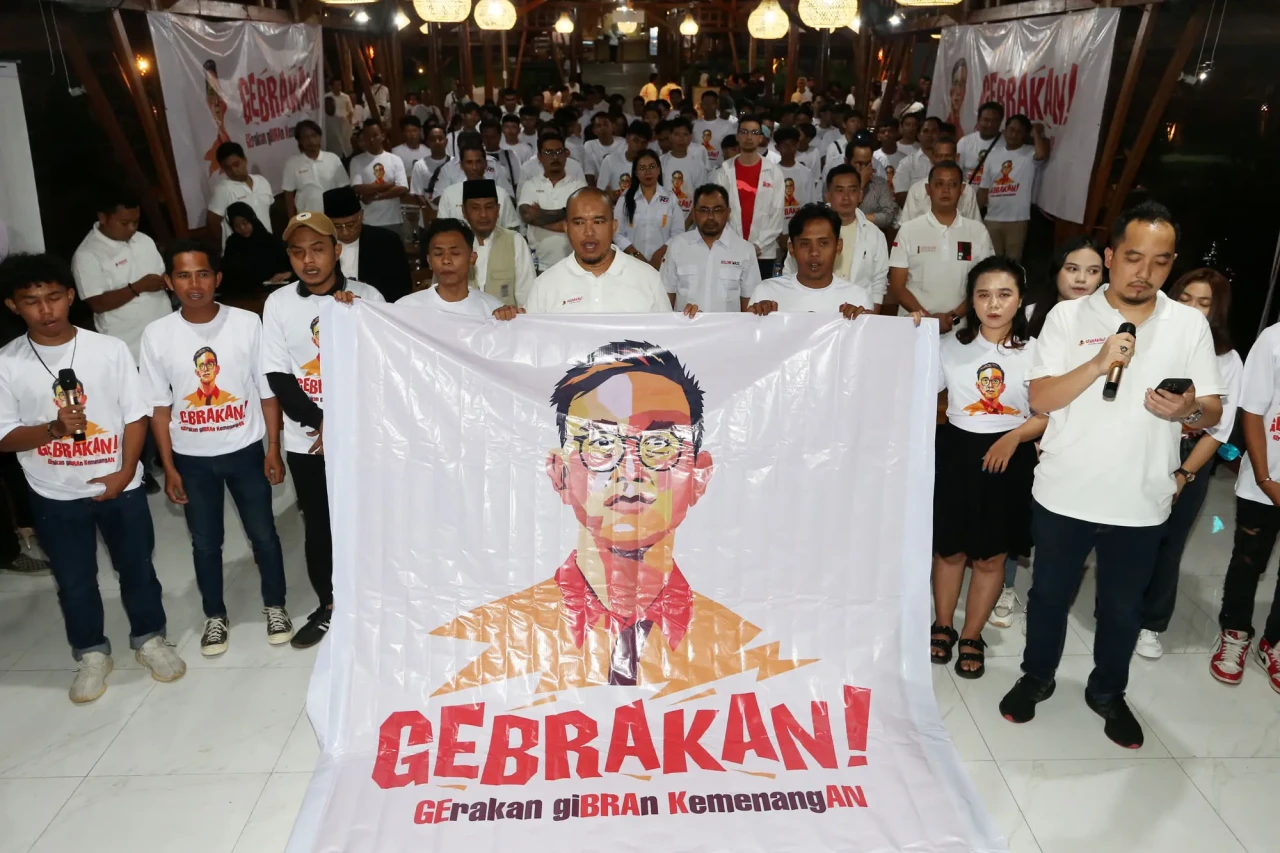 Relawan di Surabaya...