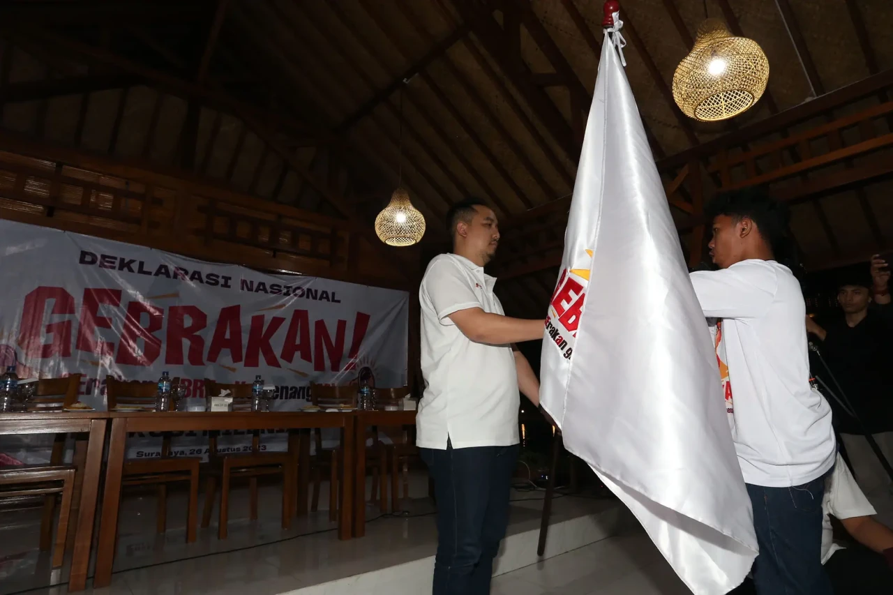 Relawan di Surabaya...