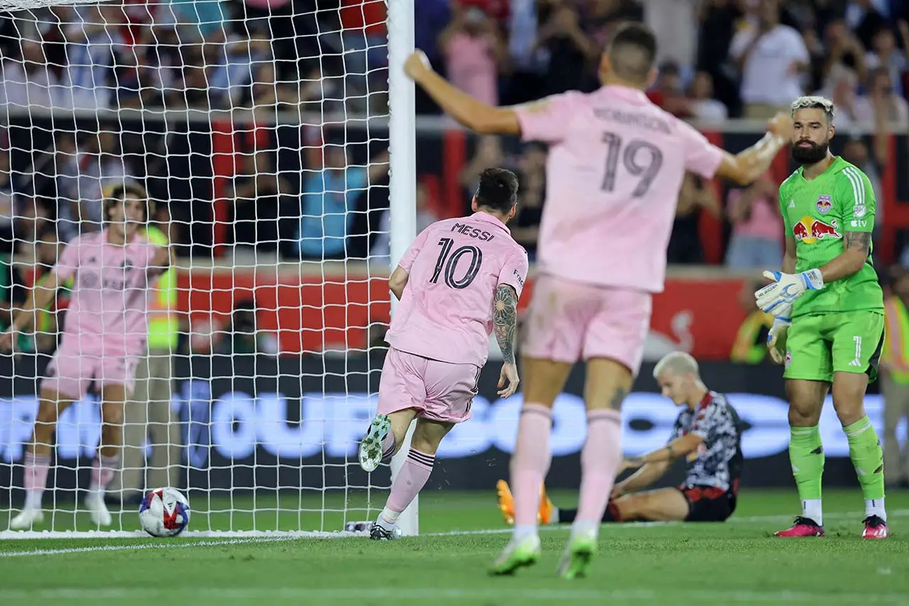 Debut MLS, Gol Spektakuler...