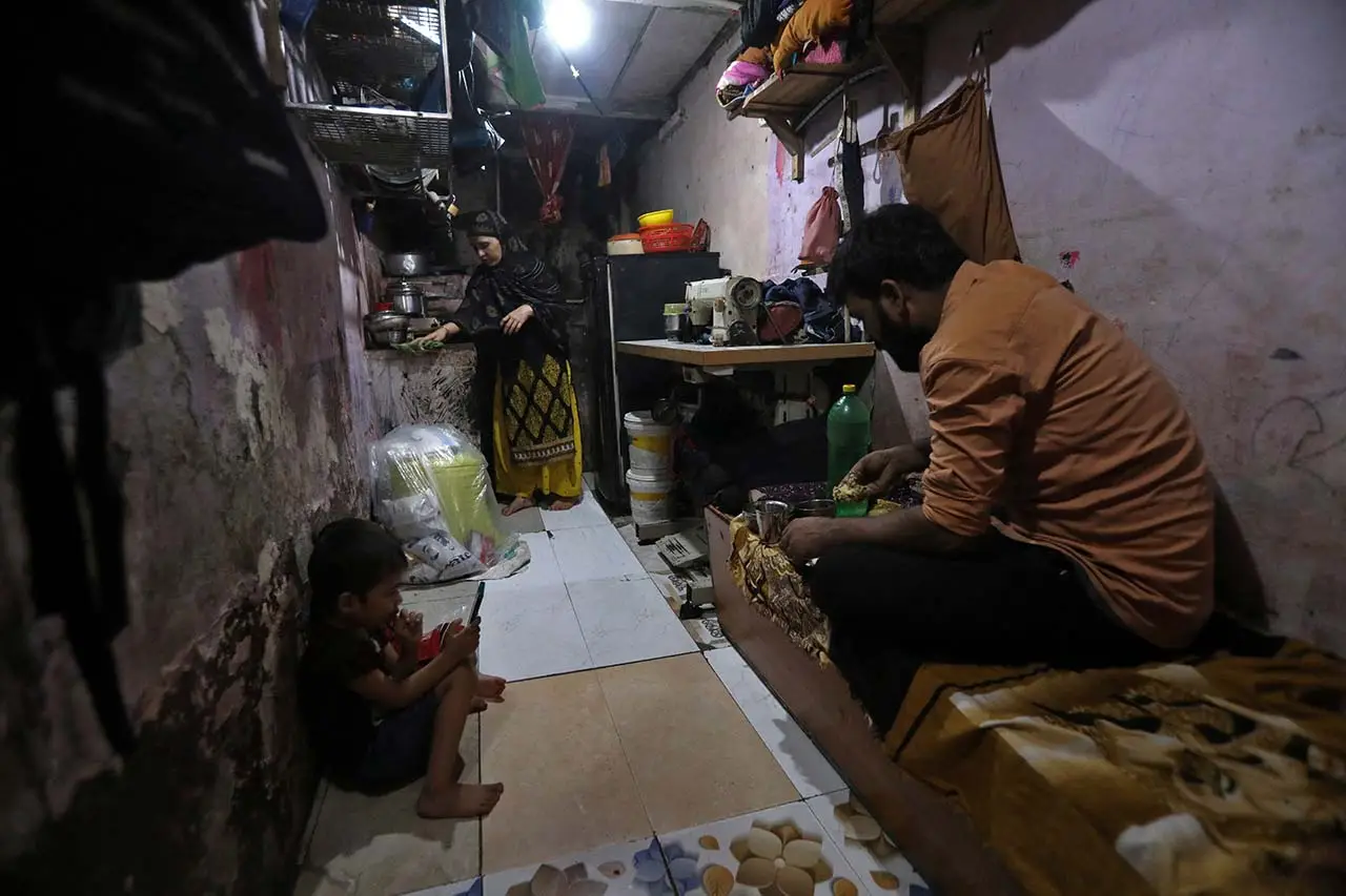 Terjepit Ruang di Dharavi,...