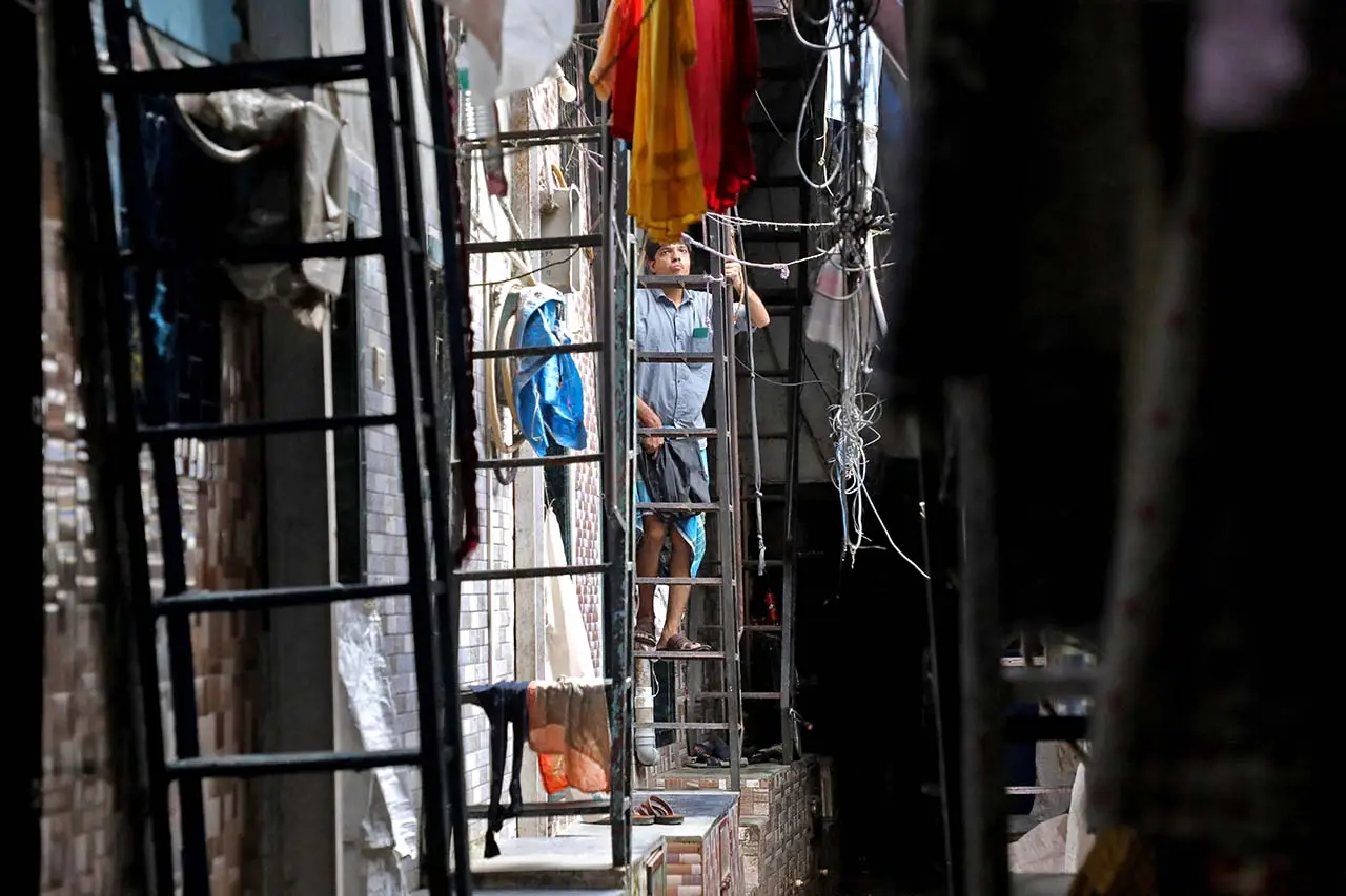 Terjepit Ruang di Dharavi,...