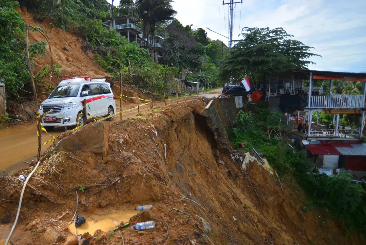Longsor di Jalan Lingkar...