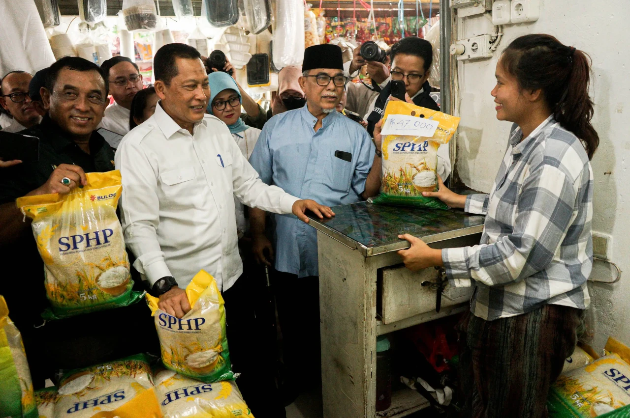 Bulog Pastikan Stok...