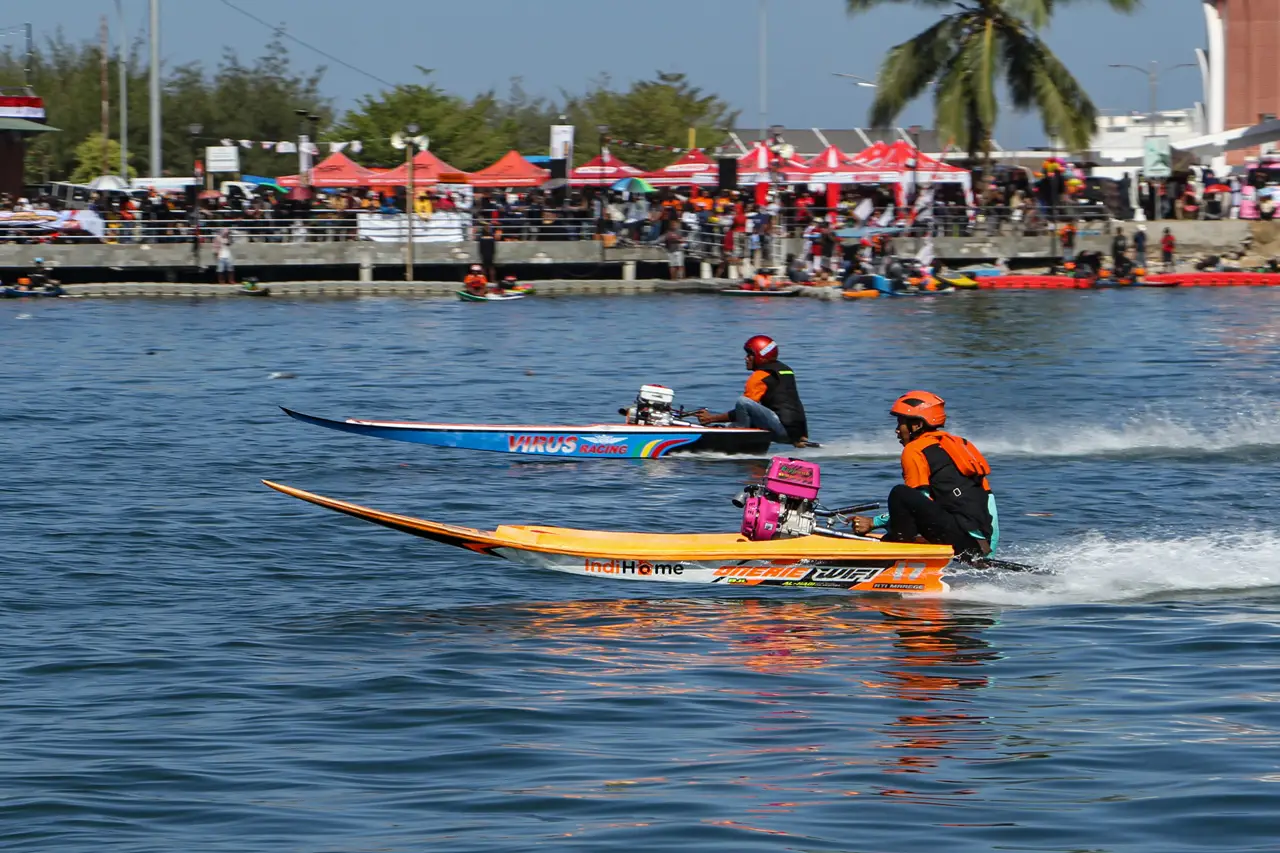 Lomba Perahu Ketinting...