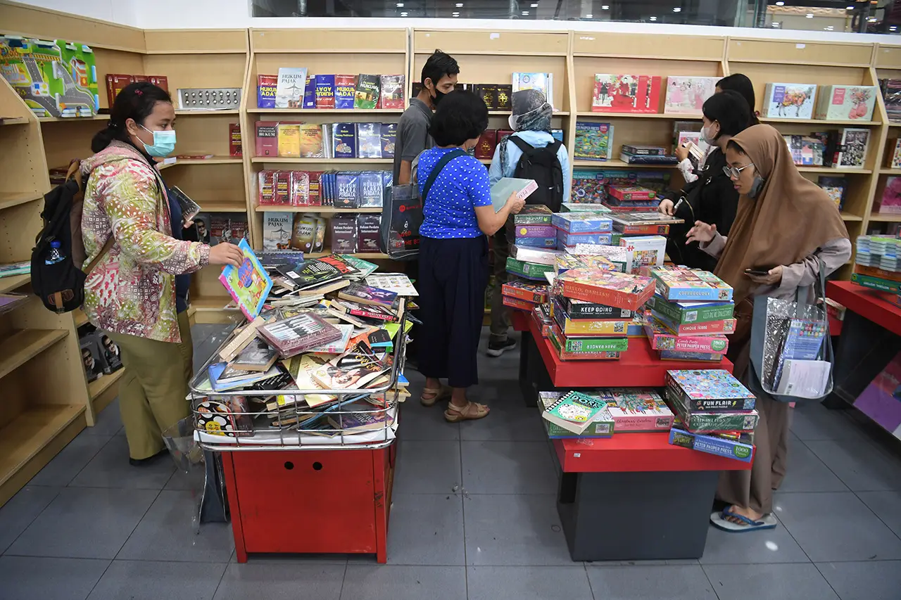 Obral Buku Tutup Toko,...