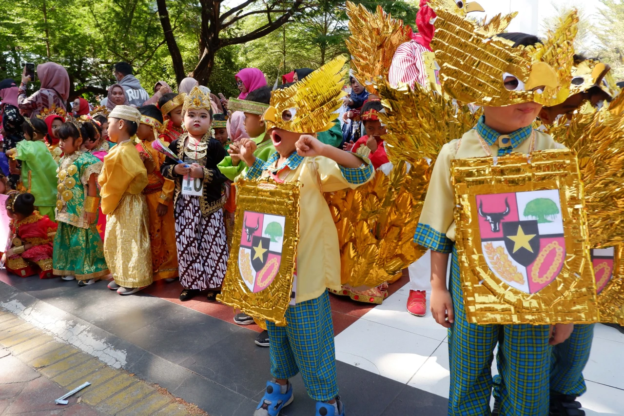Keseruan Pawai Kostum...