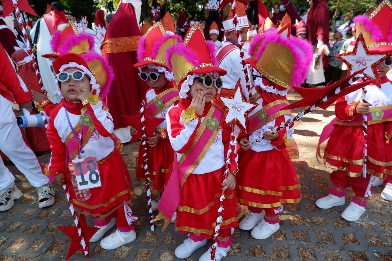Keseruan Pawai Kostum...