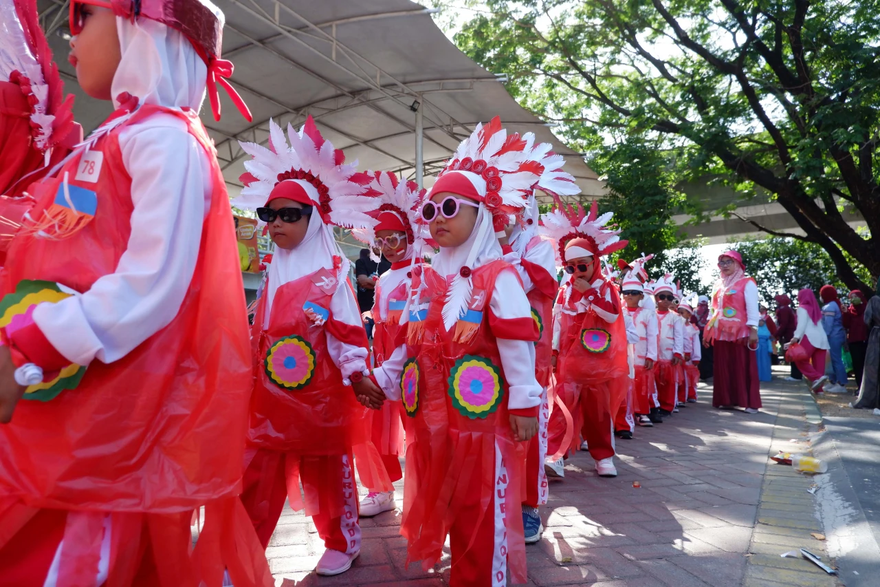 Keseruan Pawai Kostum...