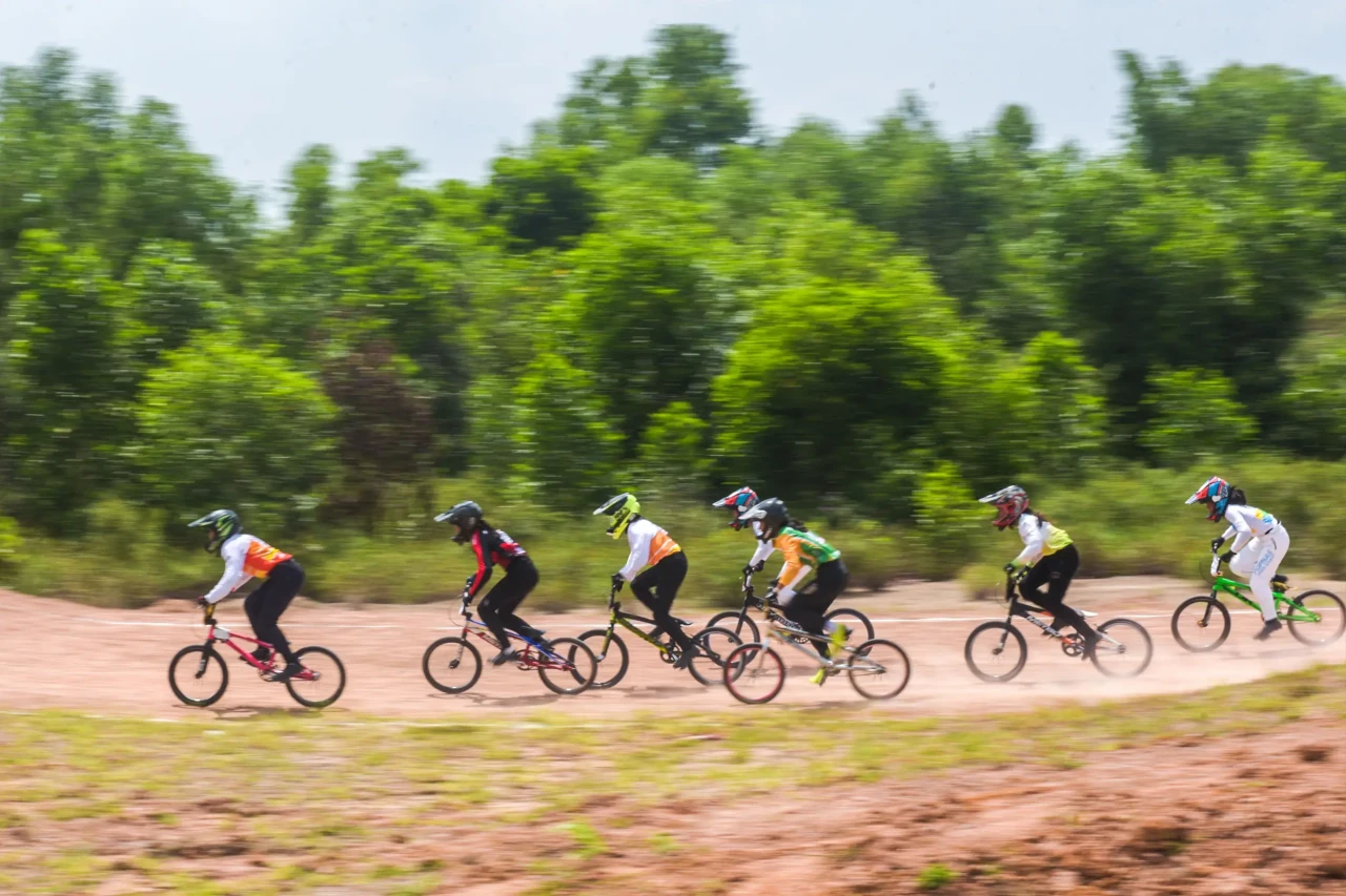 Potret Aksi Atlet BMX...