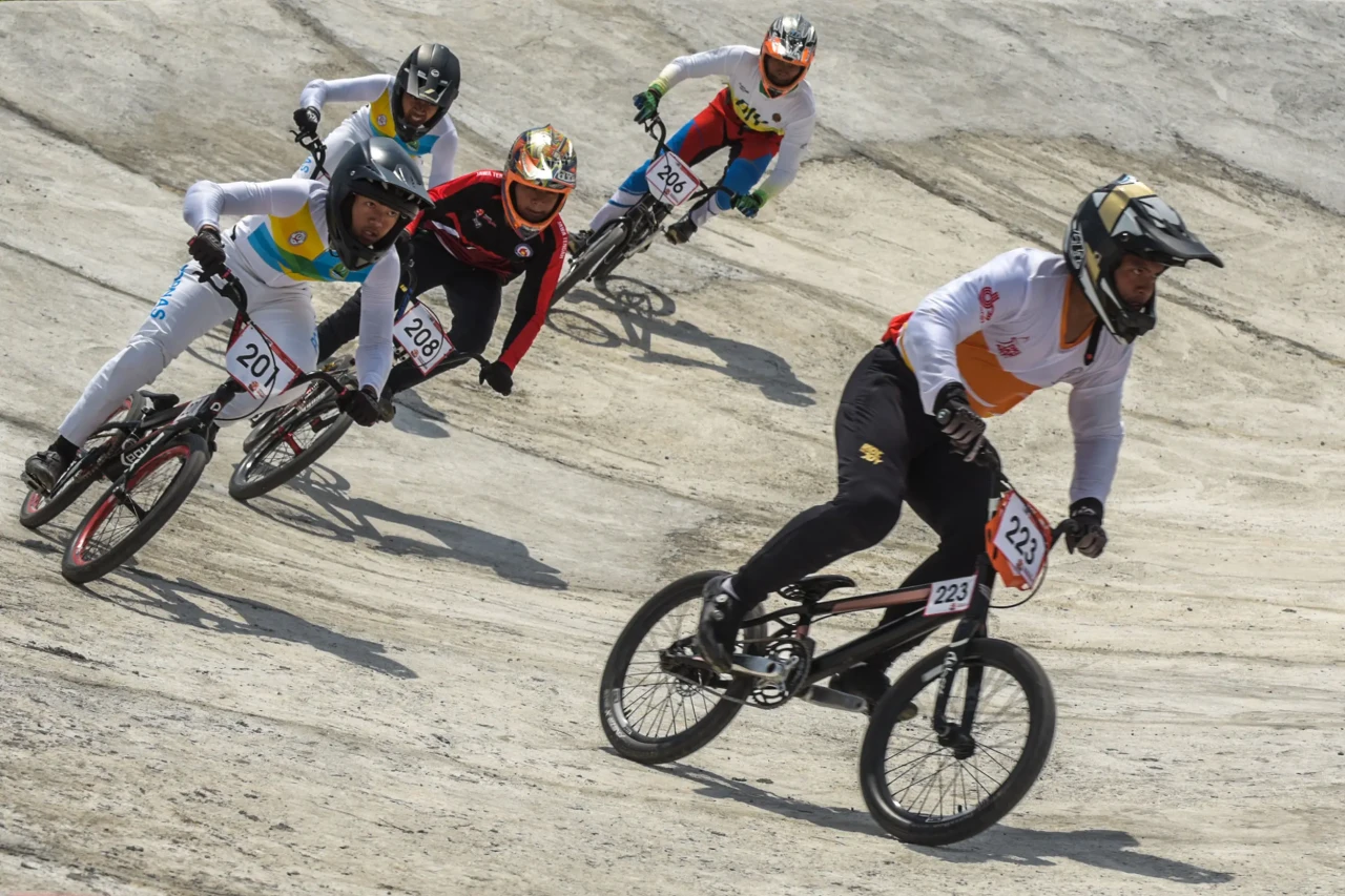 Potret Aksi Atlet BMX...