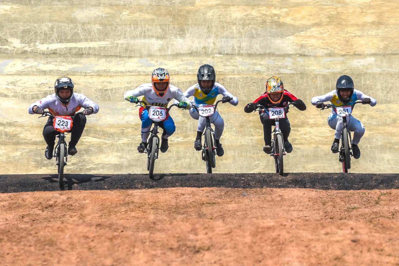 Potret Aksi Atlet BMX...