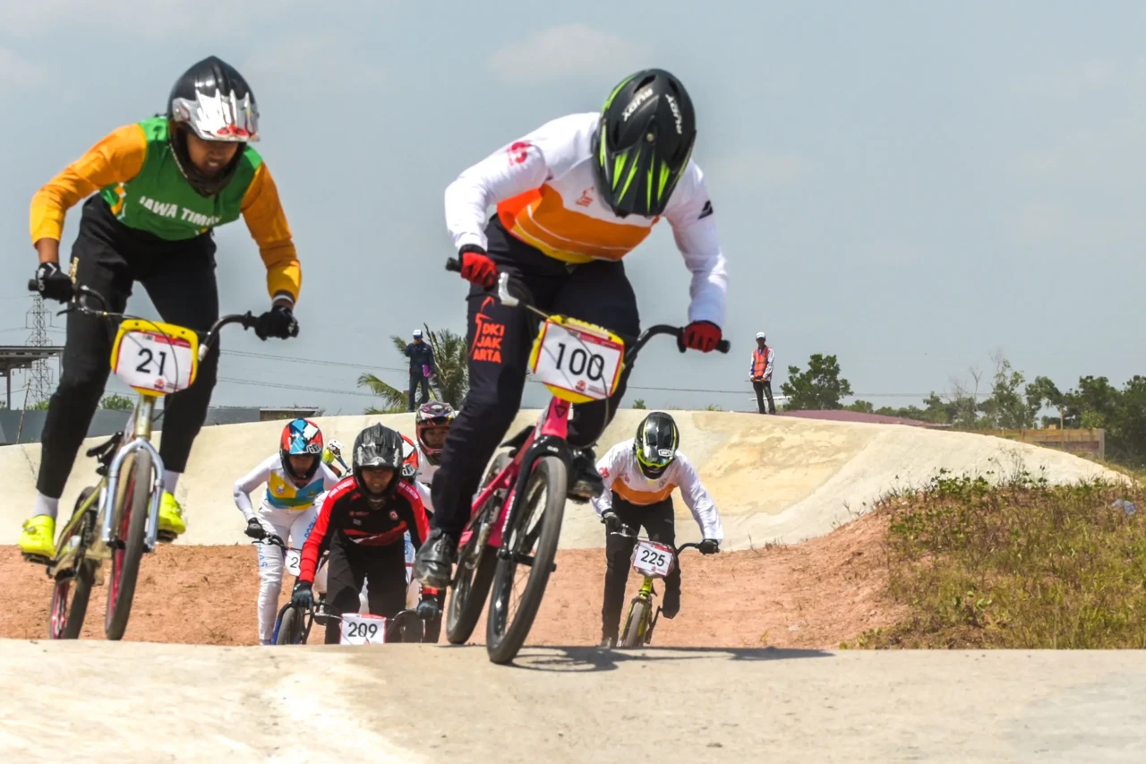 Potret Aksi Atlet BMX...
