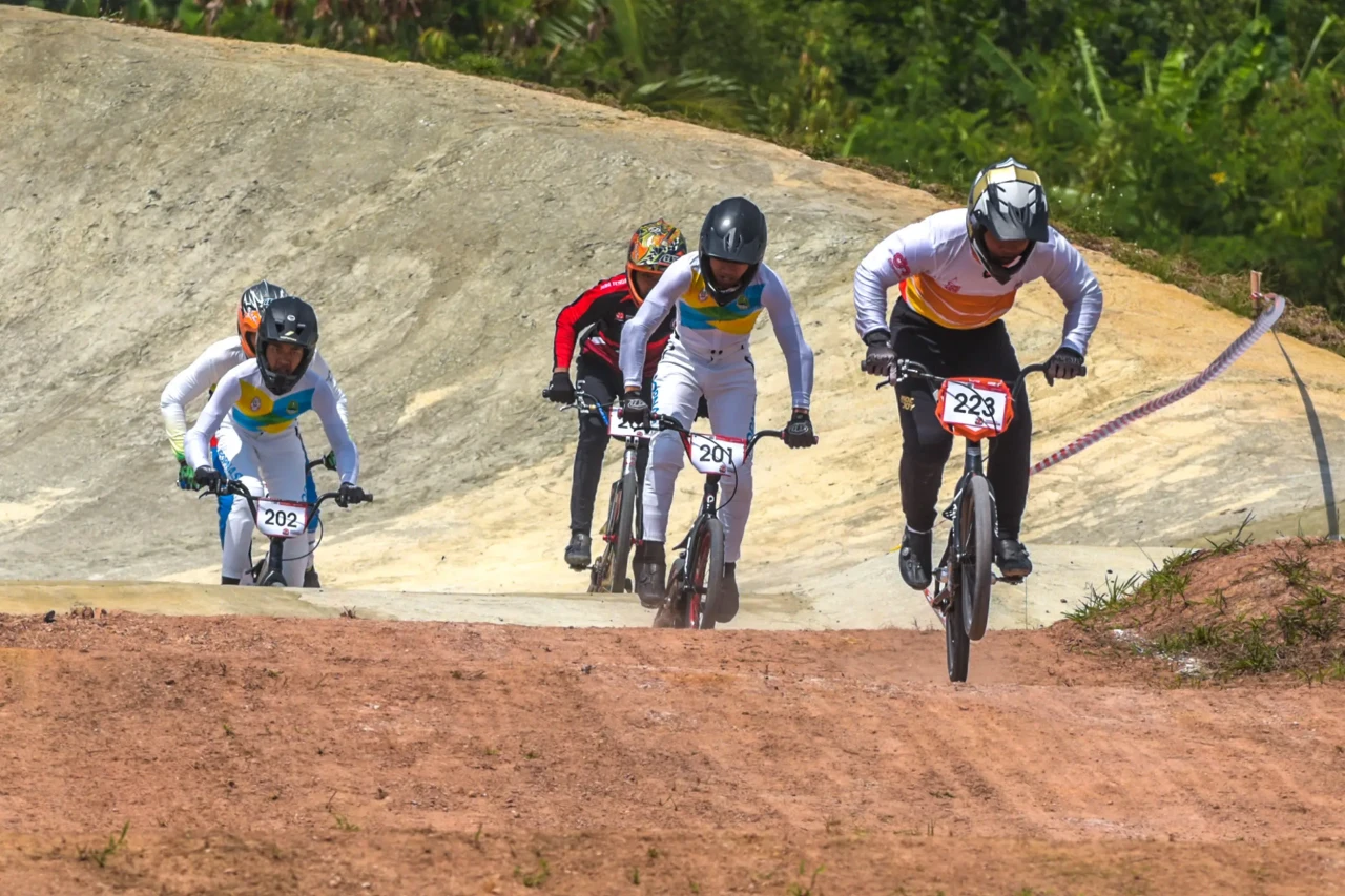 Potret Aksi Atlet BMX...