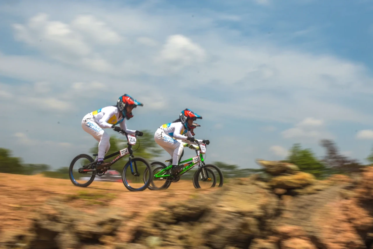 Potret Aksi Atlet BMX...