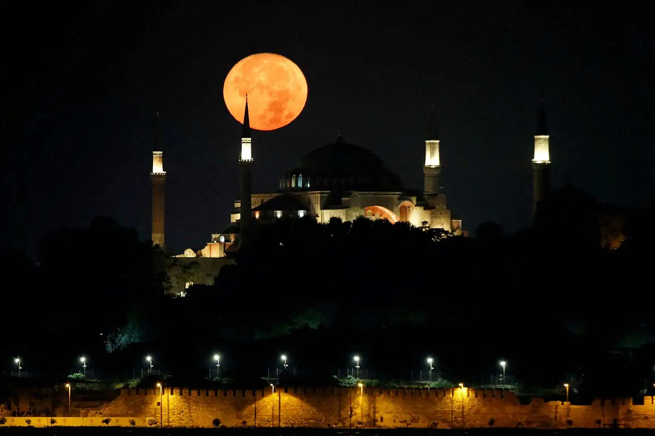 Super Blue Moon Pikat...