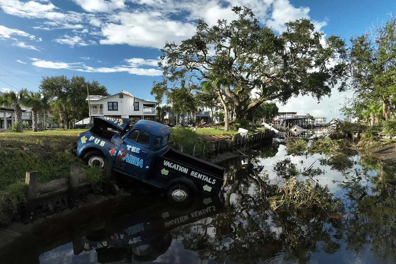 Florida Berantakan Digulung...