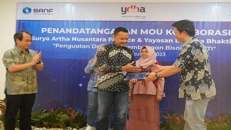 Berkolaborasi dengan...