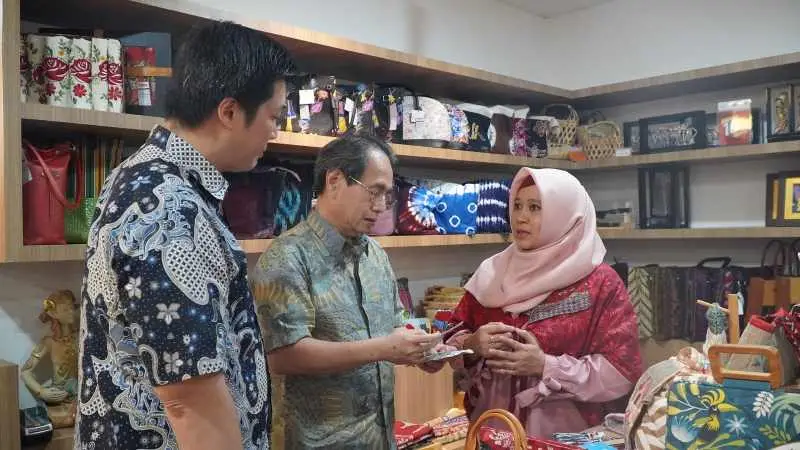Berkolaborasi dengan...