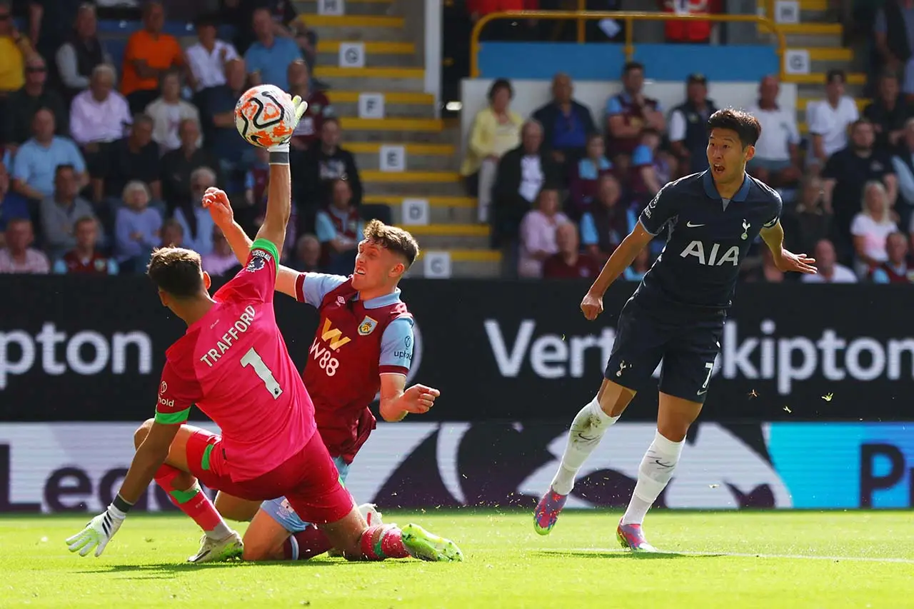 Hattrick ke Gawang Burnley,...