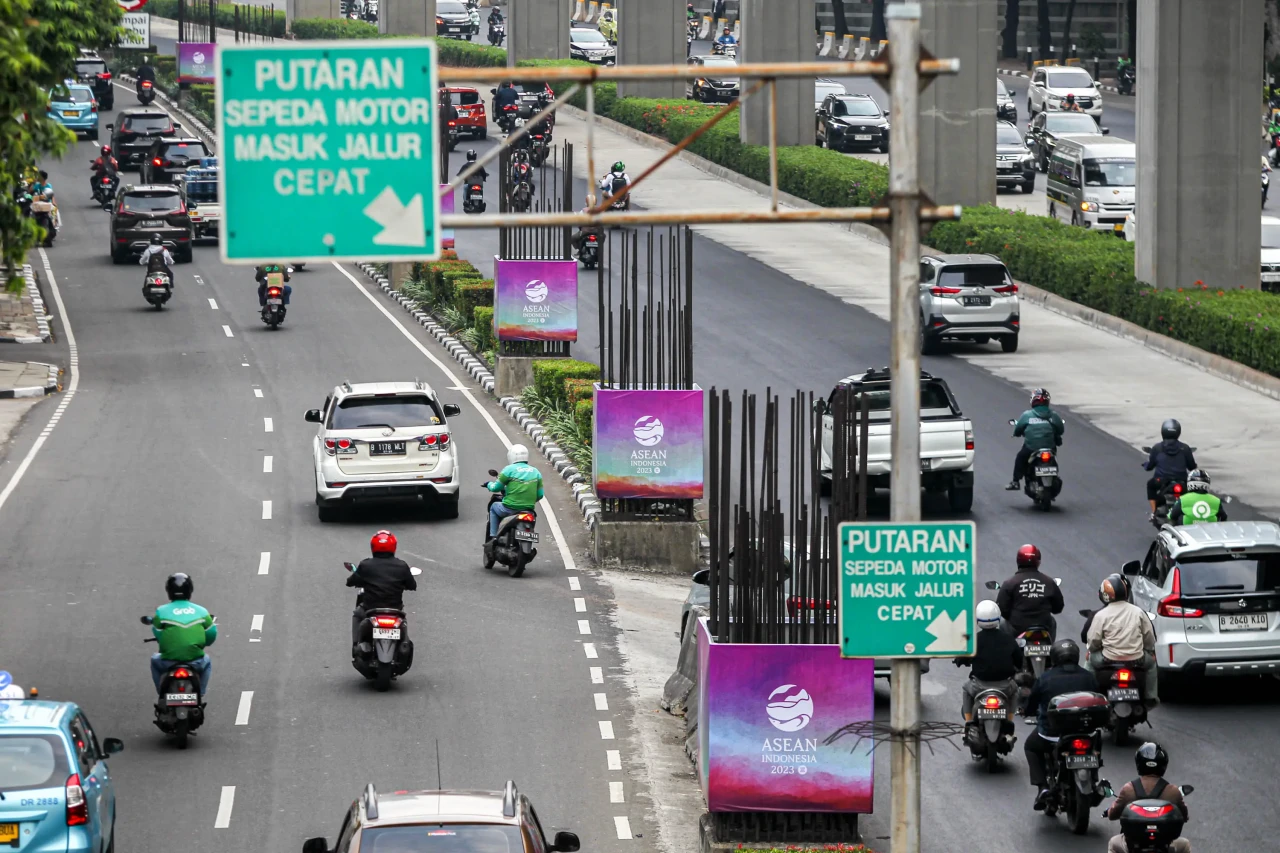 100 Tiang Monorel Mangkrak...