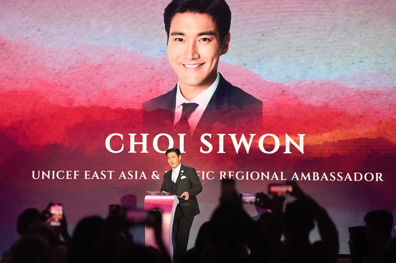 Choi Siwon Sampaikan...