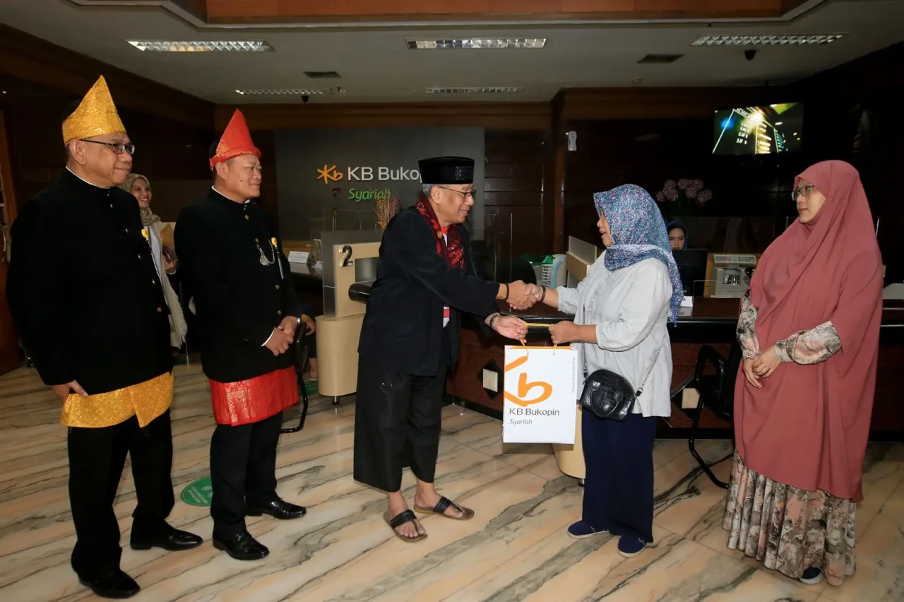 Kenakan Pakaian Adat,...