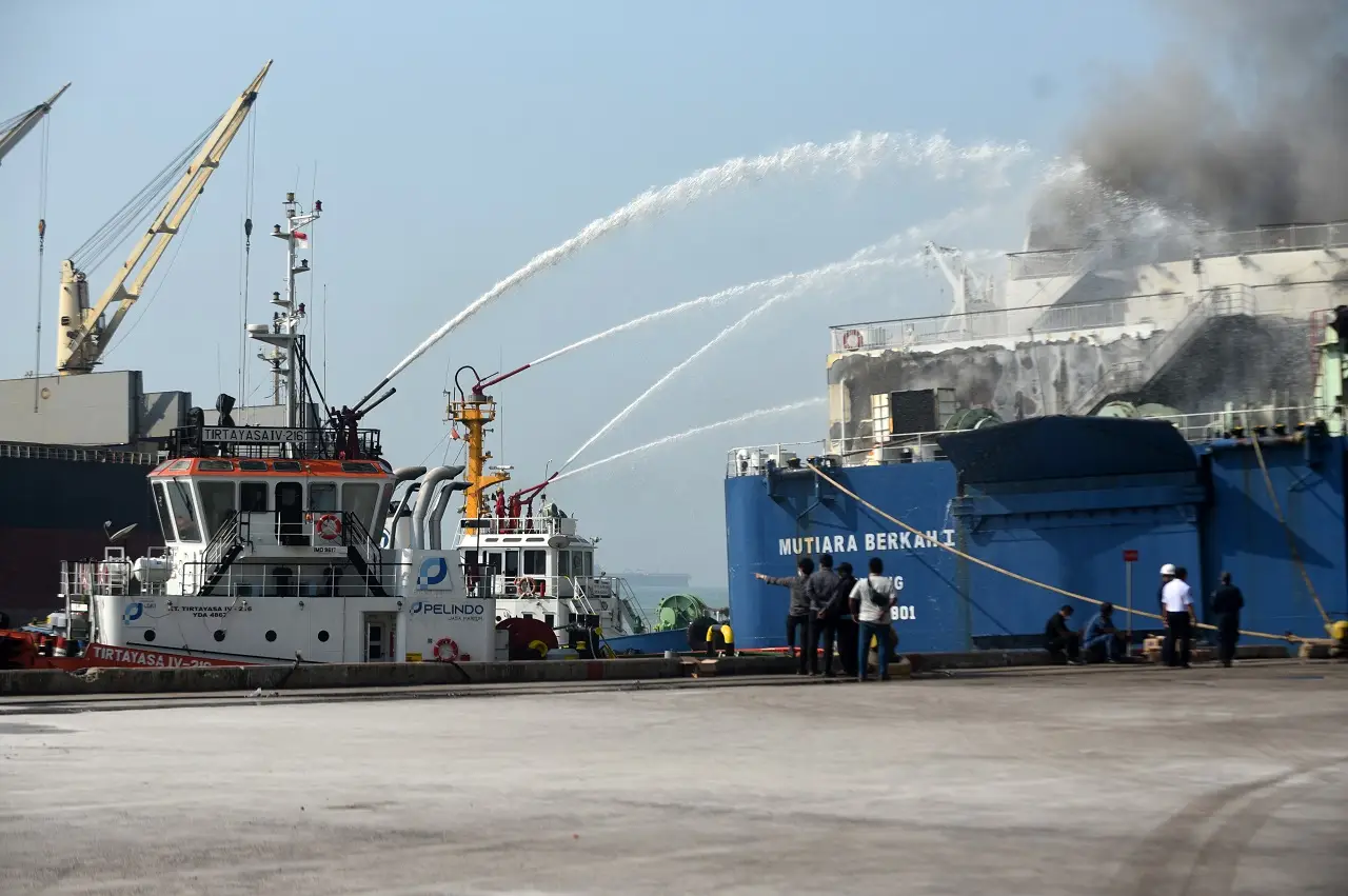 Kapal Ferry Terbakar...