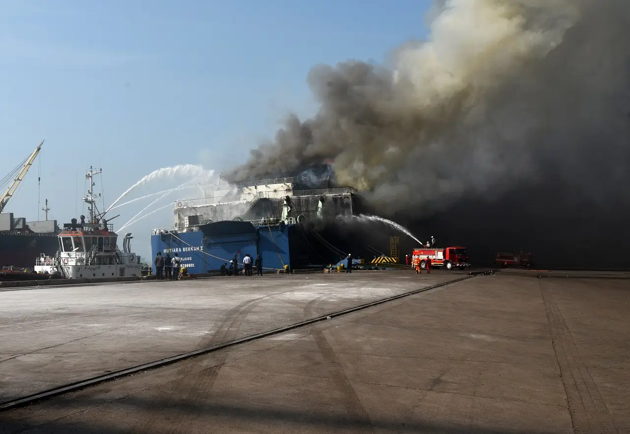 Kapal Ferry Terbakar...