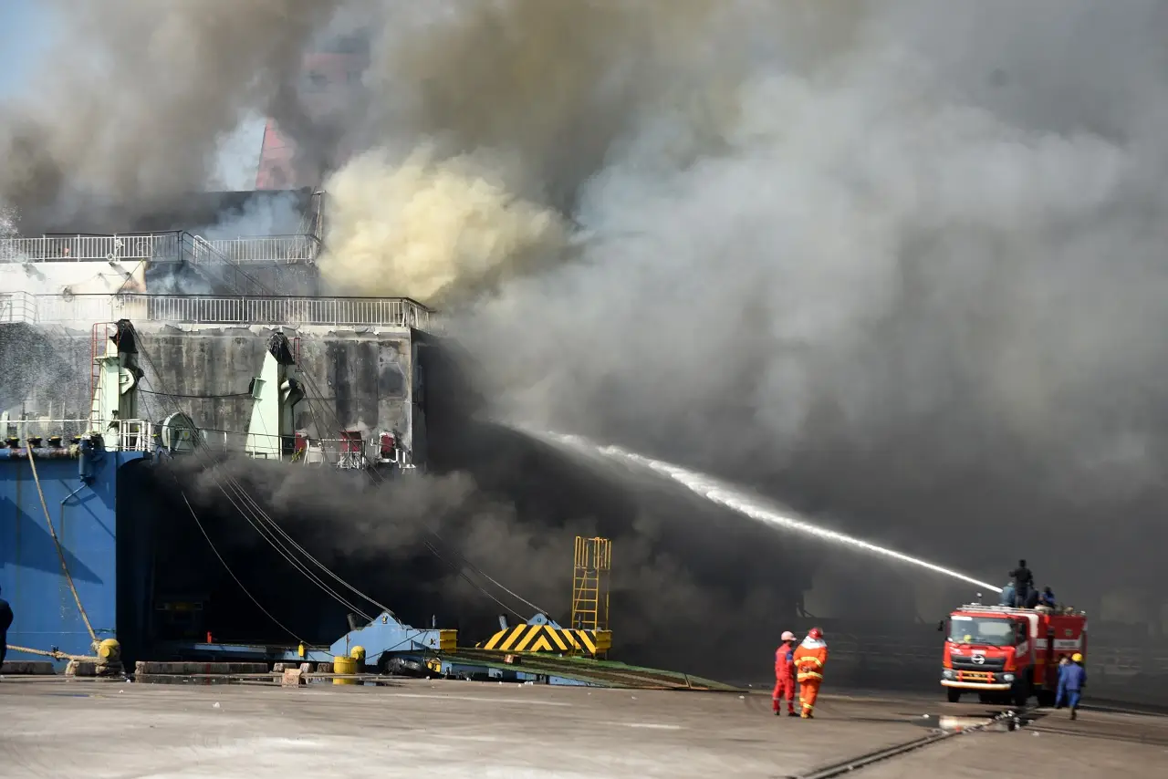 Kapal Ferry Terbakar...