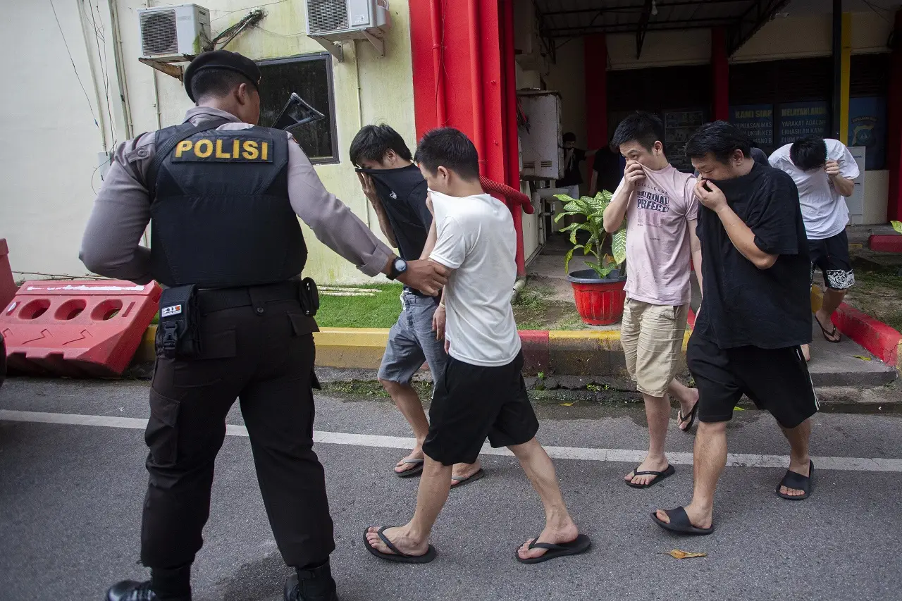 Polisi Tangkap 42 WNA...