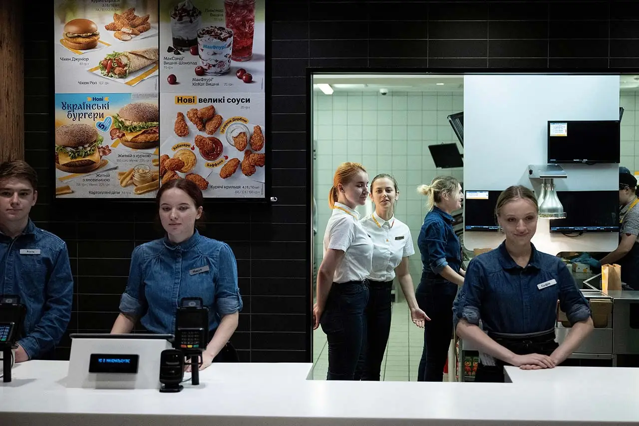 Menlu AS Makan di McD...