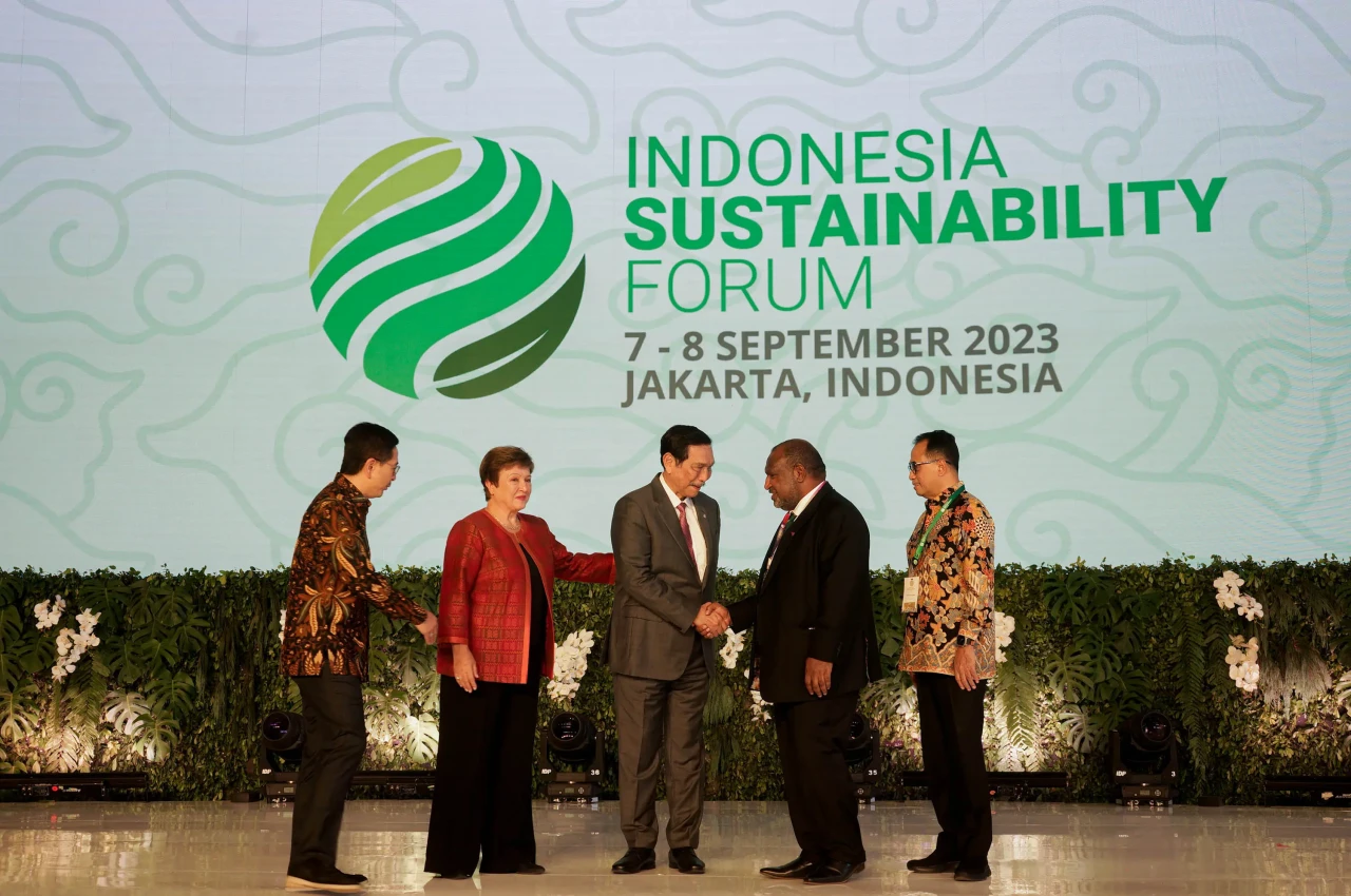 Menko Luhut Buka Indonesia...
