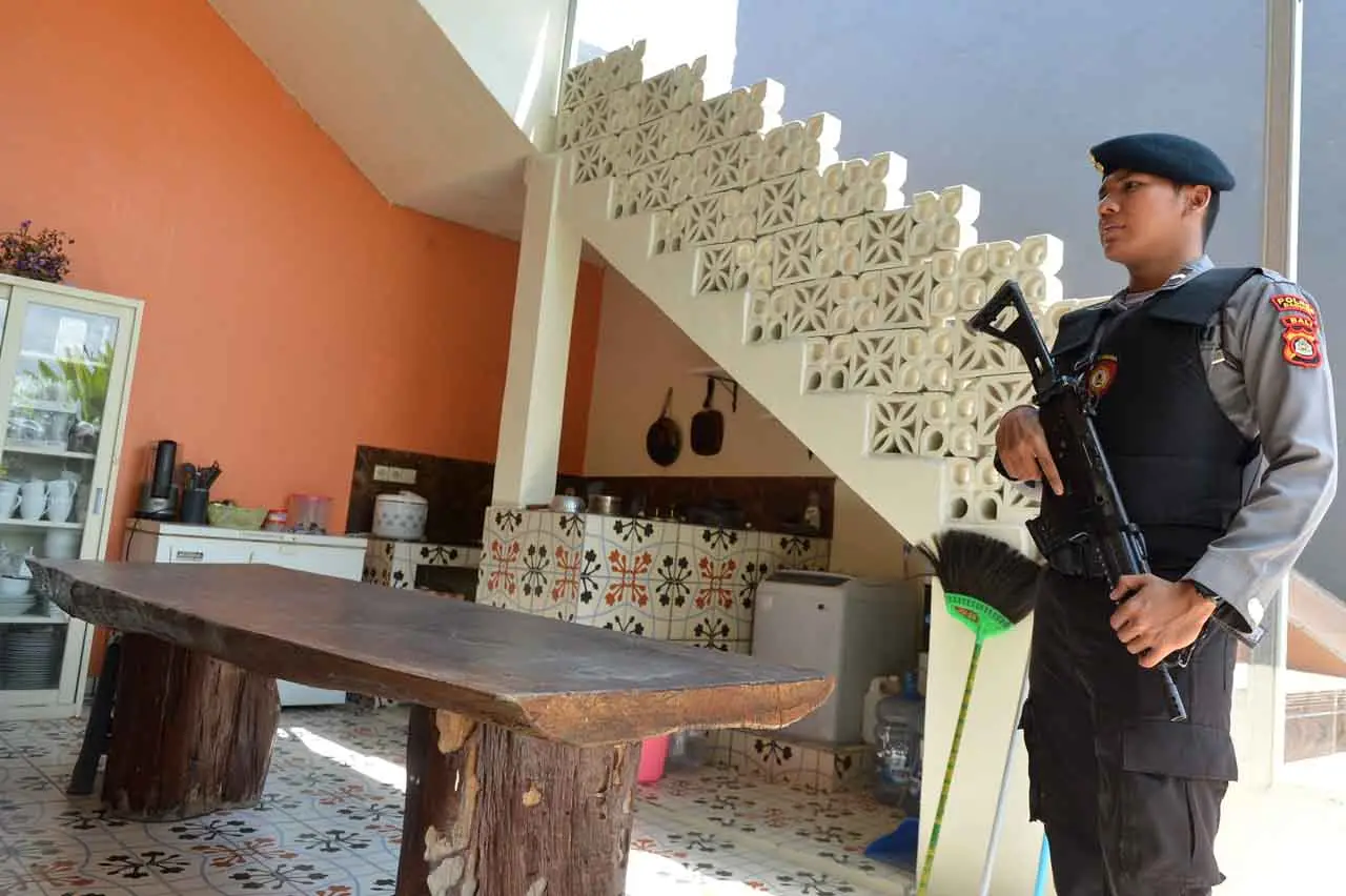 KPK Geledah Rumah Terkait...