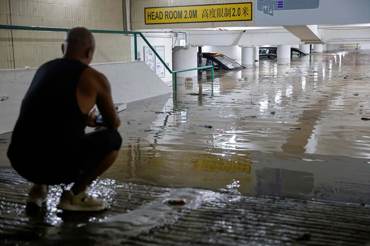 Hong Kong Banjir Dahsyat,...