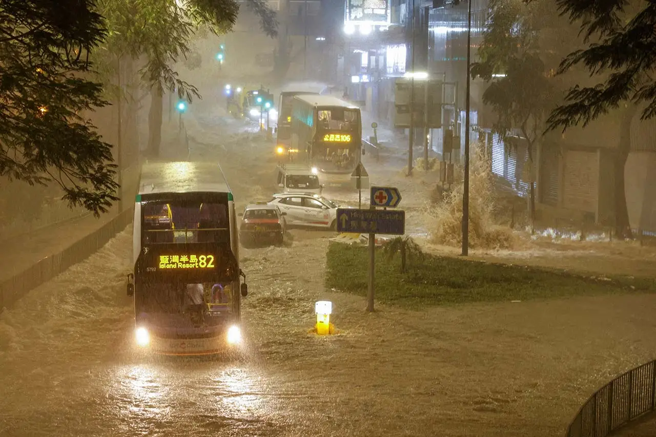 Hong Kong Banjir Dahsyat,...