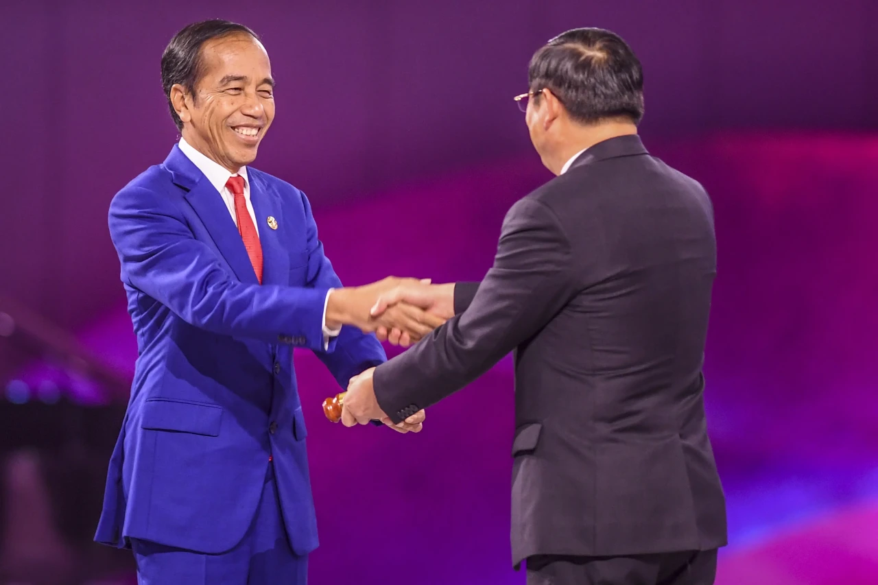 Laos Lanjutkan Suksesi...