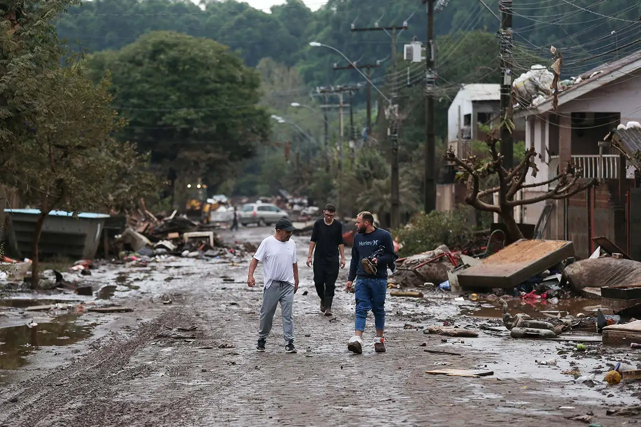 Brasil Diamuk Topan,...