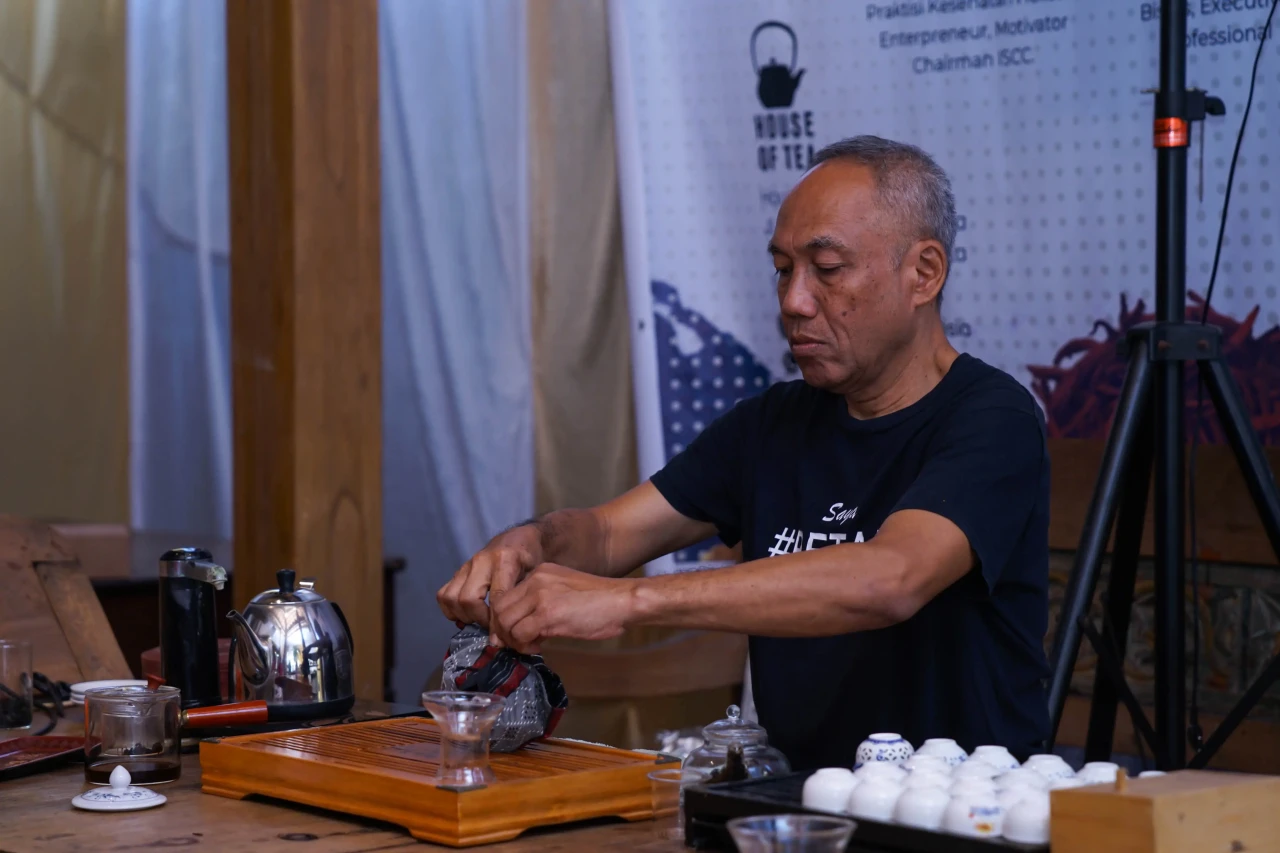 House of Tea”, Kisah...
