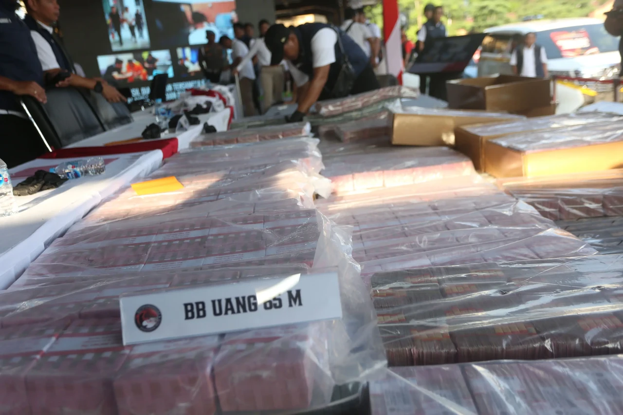 Tangkap 884 Tersangka...