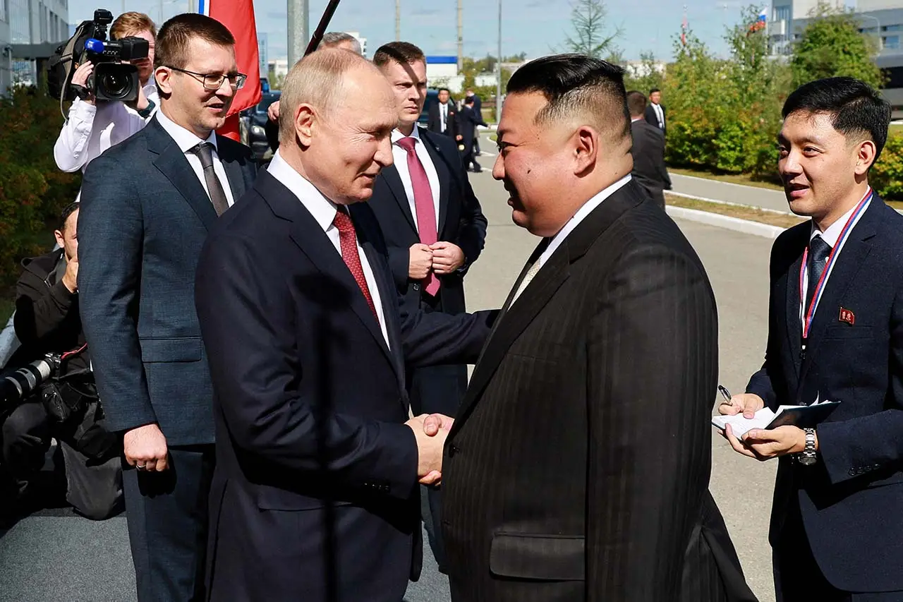 Putin Bertemu Kim Jong...