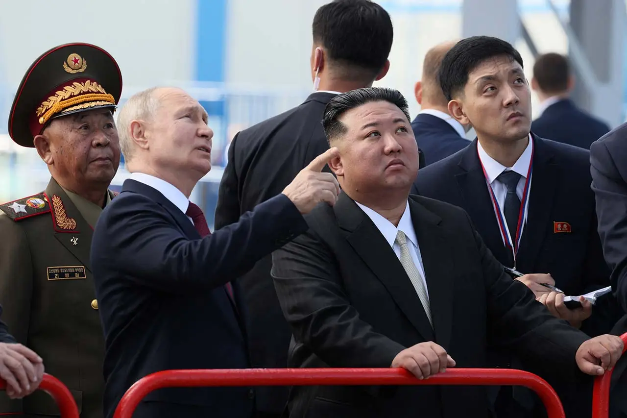 Putin Bertemu Kim Jong...