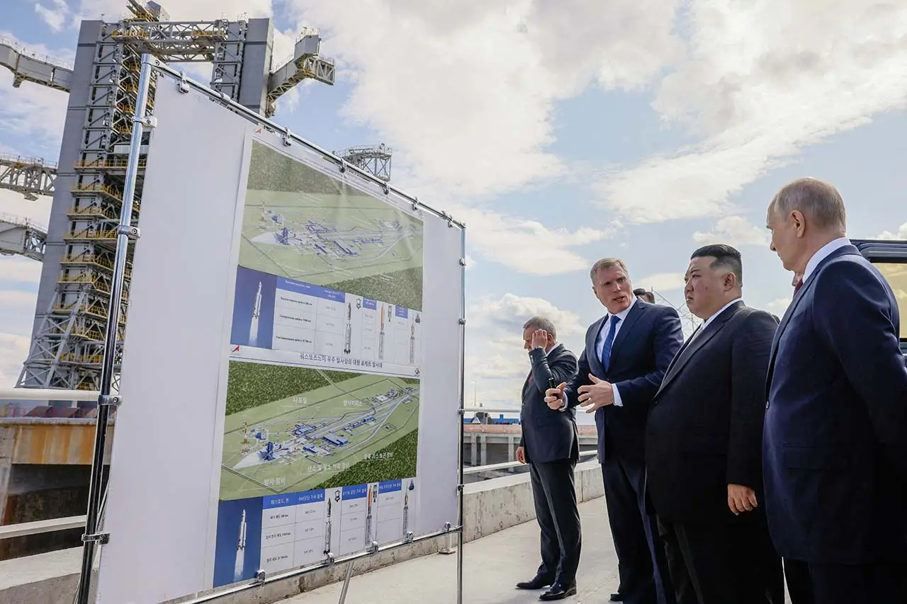 Putin Bertemu Kim Jong...