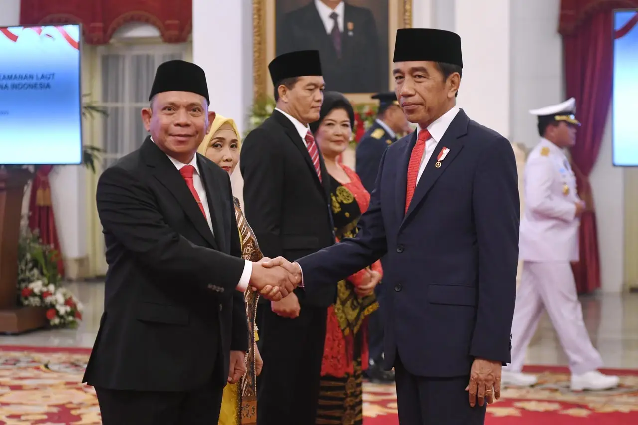 Jokowi Lantik Laksdya...