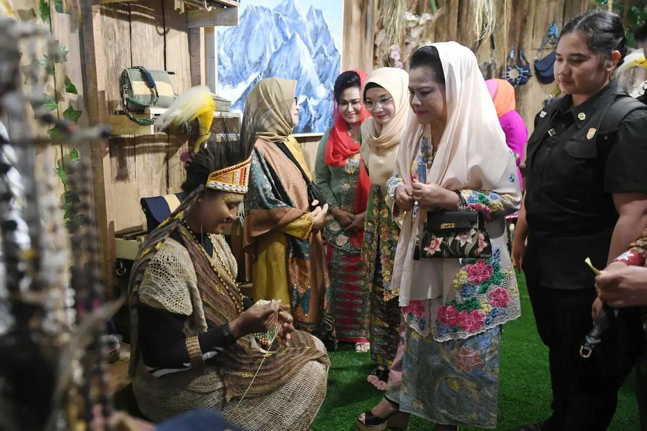 Iriana Jokowi Hadiri...