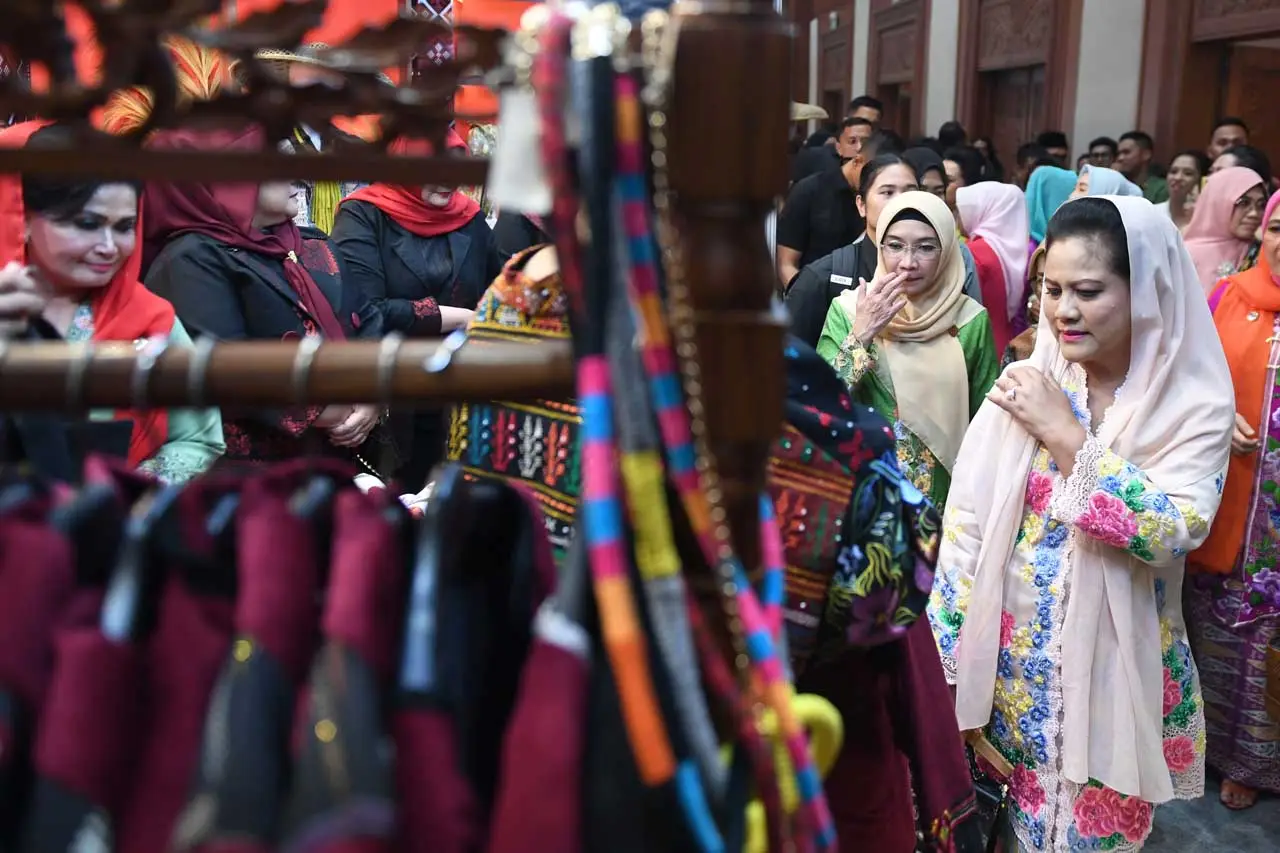 Iriana Jokowi Hadiri...